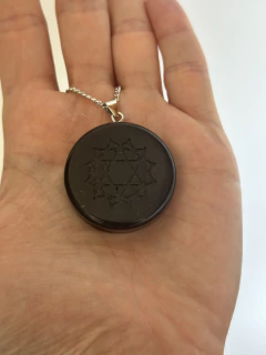 Dije Orgonita Chakra Anahata de Cuarzo Blanco, Turmalina, Pirita y Hierro - CAZIMI ORGON