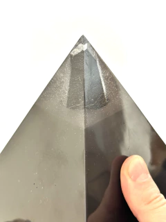 Imagen de Orgonita Pirámide Gigante de Cuarzo Ahumado, Cuarzo Blanco, Turmalina, Pirita y Hierro