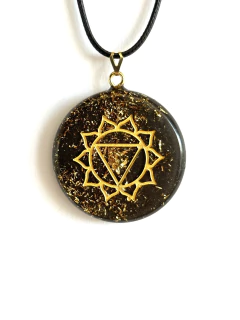 Dije Orgonita Chakra Plexo Solar de Cuarzo Blanco, Turmalina, Pirita y Hierro - comprar online