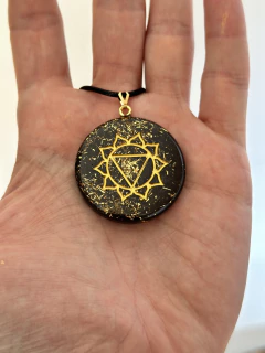 Dije Orgonita Chakra Plexo Solar de Cuarzo Blanco, Turmalina, Pirita y Hierro - CAZIMI ORGON
