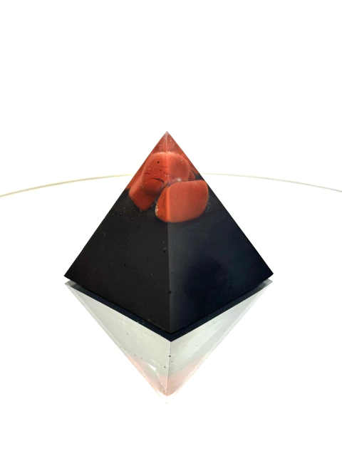 Orgonita Pirámide Pequeña de Jaspe Rojo, Cuarzo Blanco, Shunguita, Turmalina, Pirita y Hierro - comprar online