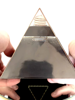 Orgonita Pirámide Gigante de Cuarzo Blanco, Cristal, Selenita, Shunguita, Turmalina, Pirita y Hierro - comprar online