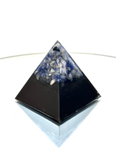 Orgonita Pirámide Pequeña con Punta de Cuarzo Azul, Cuarzo Blanco, Shunguita, Turmalina, Pirita, Hierro y simbolo de Fuego - comprar online