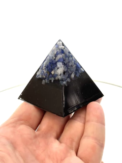 Orgonita Pirámide Pequeña con Punta de Cuarzo Azul, Cuarzo Blanco, Shunguita, Turmalina, Pirita, Hierro y simbolo de Fuego - tienda online