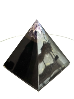 Orgonita Pirámide Grande con Punta de Amatista, Cuarzo Cristal, Turmalina, Pirita, Hierro y simbolo de Fuego - comprar online