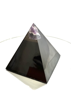 Orgonita Pirámide Grande con Punta de Amatista, Cuarzo Cristal, Turmalina, Pirita, Hierro y simbolo de Fuego - CAZIMI ORGON