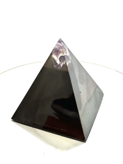 Imagen de Orgonita Pirámide Grande con Punta de Amatista, Cuarzo Cristal, Turmalina, Pirita, Hierro y simbolo de Fuego