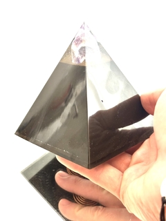Orgonita Pirámide Grande con Punta de Amatista, Cuarzo Cristal, Turmalina, Pirita, Hierro y simbolo de Fuego