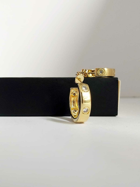 Brinco de argola redonda grande com zircônias Ouro 18k