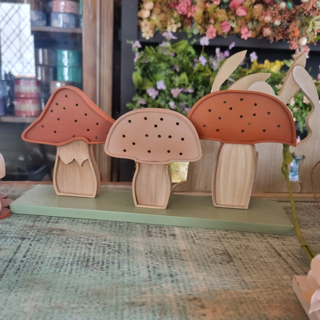 Peça cogumelos na base pintada