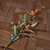 Flor artificial laranja com folhas