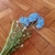 Flor artificial bolinhas azul