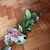 Flor artificial rosa com folhas