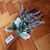 Flor artificial roxa com folhas