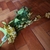 Flor artificial amarela com folhas