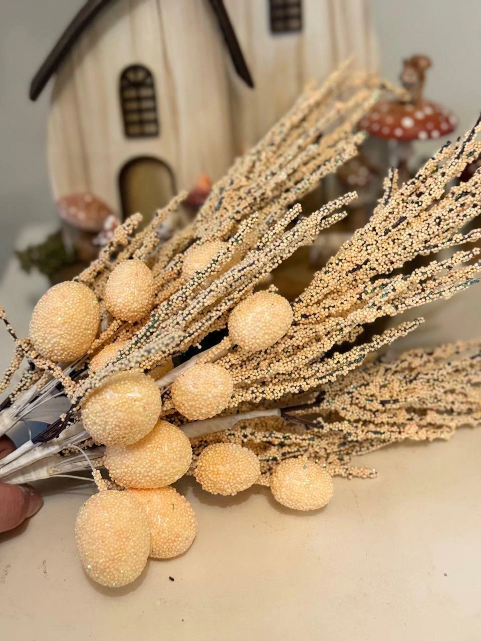 Galho de ovos com baguinhas e glitter