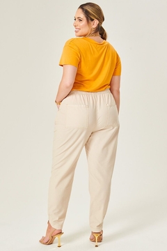 CALÇA CARROT EM SARJA PLUS SIZE - Maria Flor Moda Plus Size