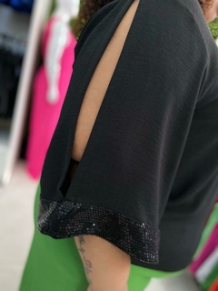 BLUSA COM DETALHE EM PAETÊ PLUS SIZE - Maria Flor Moda Plus Size