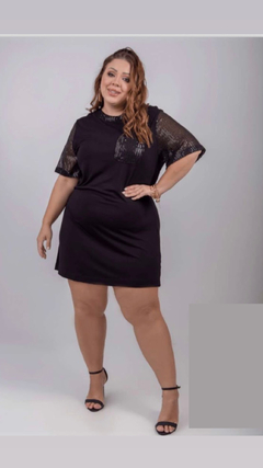 VESTIDO COM PAETÊ NAS MANGAS