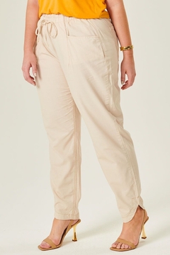 CALÇA CARROT EM SARJA PLUS SIZE - comprar online