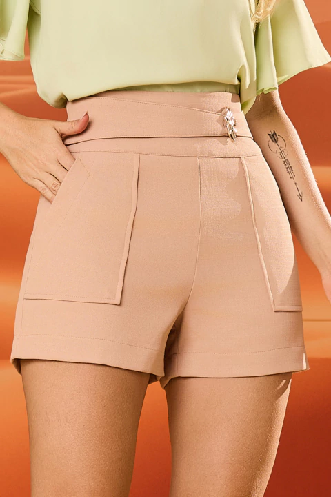 Short em alfaiataria design na pala