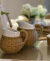 JARRA DE PORCELANA COM SUPORTE DE VIME