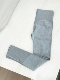 CALZA FIT LARGA GRIS CEMENTO en internet