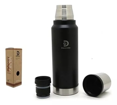 Termo de acero inoxidable de doble capa Discovery de 1000ml, con tapa y accesorio, junto a su caja de presentación.