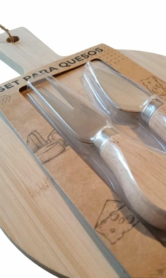 Tabla para quesos con utensilios en internet