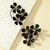 Pendientes de hierro con flores negras