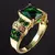 Anillo dorado de imitación de esmeralda con pedrería