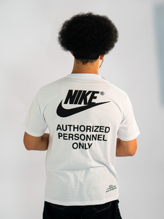 CAMISETA NK SPORTWEAR AUTHORIZED PERSONNEL ONLY na internet