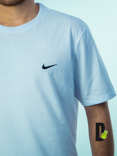 CAMISETA 'NK SWOOSH BASICA' - comprar online