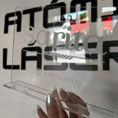 Cartel con logo en internet