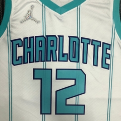 REGATA CHARLOTTE HORNETS AZUL E BRANCA VERSÃO JORDAN 75"