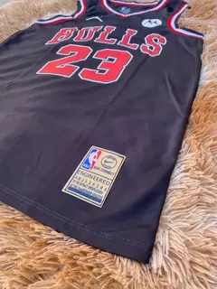 Imagem do Kit 3 Regatas Bulls Vermelha Bulls Preta e Usa Branca