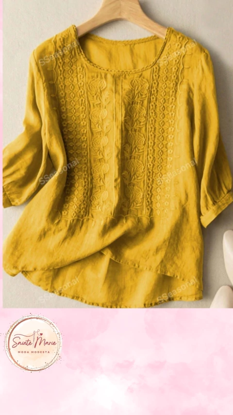 Blusa com Bordado Floral, Gola Redonda e Mangas de Lanterna 3/4