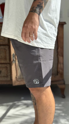 BERMUDA BOTÃO CINZA na internet