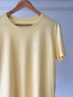 camiseta logo amarela - comprar online
