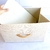 Caja plegable tipo lino gris y manija de madera en internet