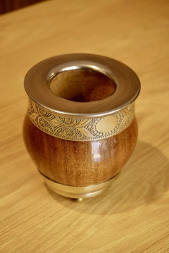 Imperial algarrobo con base y bolitas - tienda online