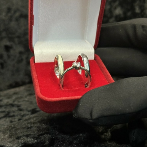 PAR DE ALIANÇAS ABAULADO 4 MM + SOLITÁRIO - PRATA 925