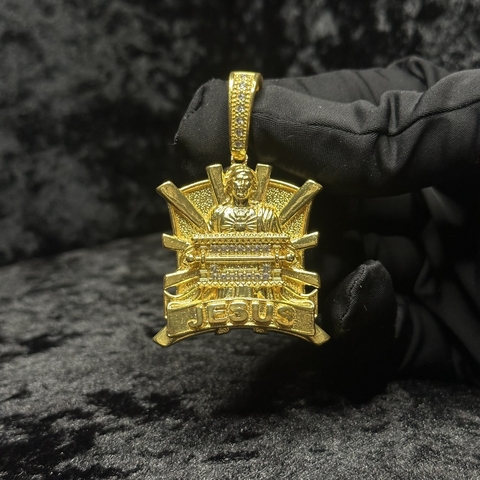 PINGENTE JESUS CRAVEJADO - M (até 8mm)