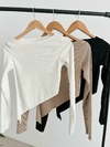Remera cuello bote en pico