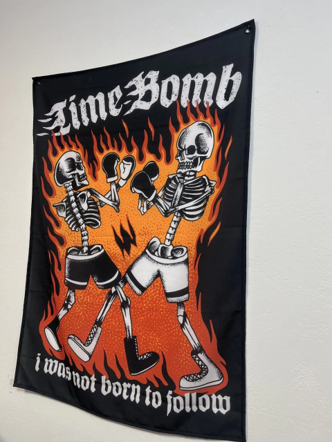 Bandeira Time Bomb (I was not born to follow)