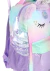 Detalhe de uma mochila colorida com tema de unicórnio, apresentando asas transparentes com glitter e estrelas.