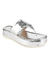Chinelo feminino flat papete prateado com design moderno e confortável.