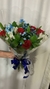 Buquê de rosas vermelhas e flores azuis