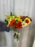 Um alegre buquê de flores do campo com margaridas e gerberas - comprar online