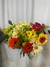 Um alegre buquê de flores do campo com margaridas e gerberas